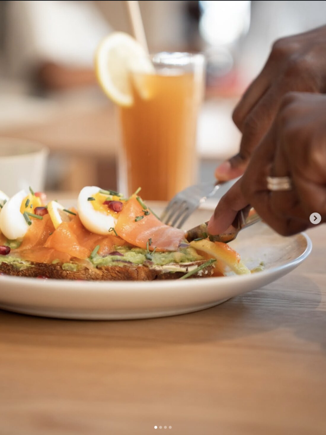 Tartine d'avocat, saumon fumé et œuf chez Café Madame